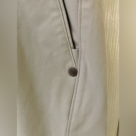 Vuori Shorts Men’s 36 Tan Khaki Flat Front Chino Casual Summer Neutral Read - Picture 4 of 10